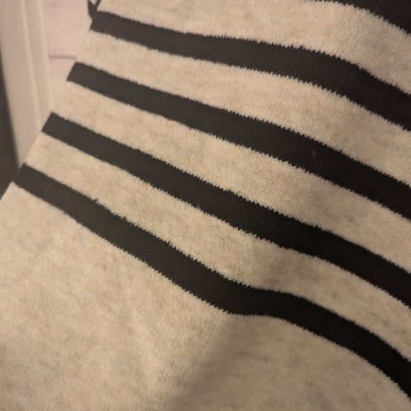 SOLD!!! NWT CeCe Sweater - Picture 5 of 6